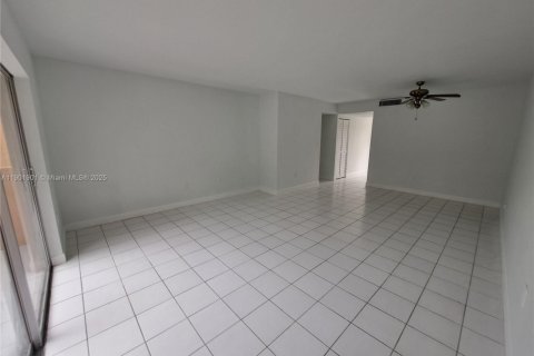 Condo in Miami, Florida, 2 bedrooms  № 1953323 - photo 15