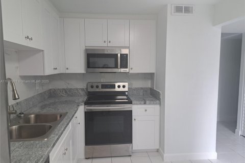Condo in Miami, Florida, 2 bedrooms  № 1953323 - photo 8