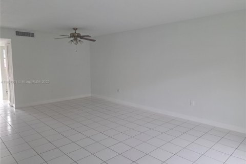 Condo in Miami, Florida, 2 bedrooms  № 1953323 - photo 14