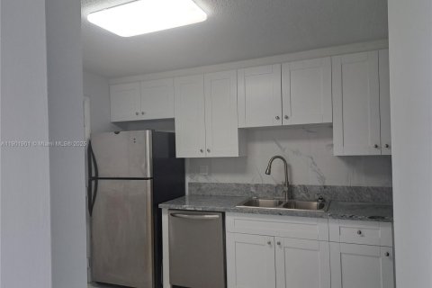 Condo in Miami, Florida, 2 bedrooms  № 1953323 - photo 7