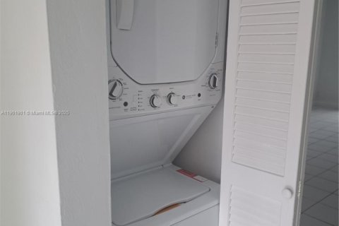 Condo in Miami, Florida, 2 bedrooms  № 1953323 - photo 10