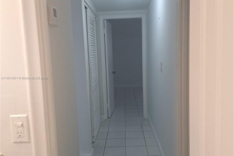 Condo in Miami, Florida, 2 bedrooms  № 1953323 - photo 17