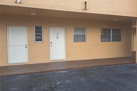 Condo in Miami, Florida, 2 bedrooms  № 1953323 - photo 3