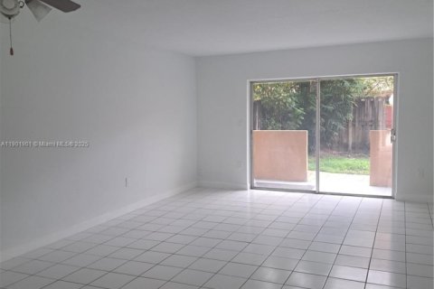 Condo in Miami, Florida, 2 bedrooms  № 1953323 - photo 13