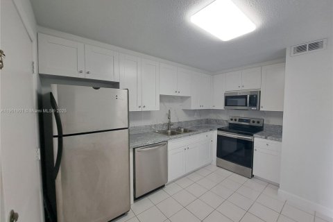 Condo in Miami, Florida, 2 bedrooms  № 1953323 - photo 6