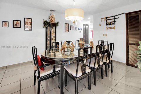 House in Miami, Florida 4 bedrooms, 226.22 sq.m. № 2069105 - photo 13