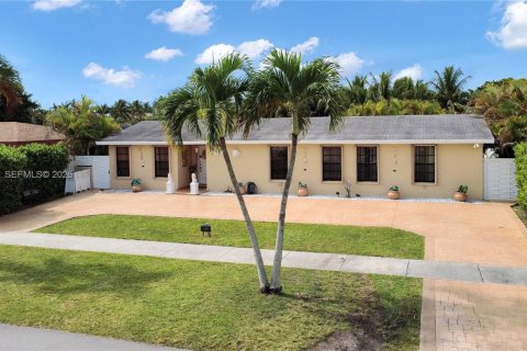 House in Miami, Florida 4 bedrooms, 226.22 sq.m. № 2069105 - photo 4