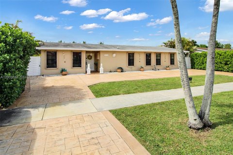 House in Miami, Florida 4 bedrooms, 226.22 sq.m. № 2069105 - photo 2