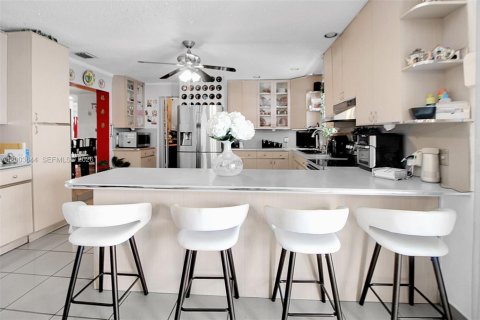 House in Miami, Florida 4 bedrooms, 226.22 sq.m. № 2069105 - photo 18