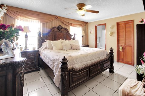 House in Miami, Florida 4 bedrooms, 226.22 sq.m. № 2069105 - photo 22