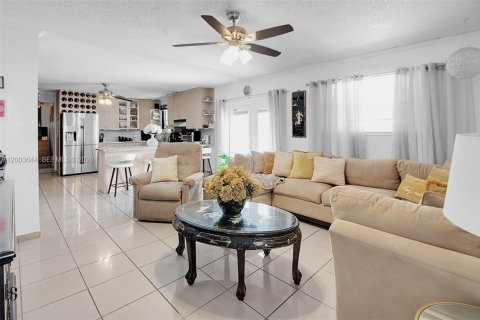 House in Miami, Florida 4 bedrooms, 226.22 sq.m. № 2069105 - photo 21