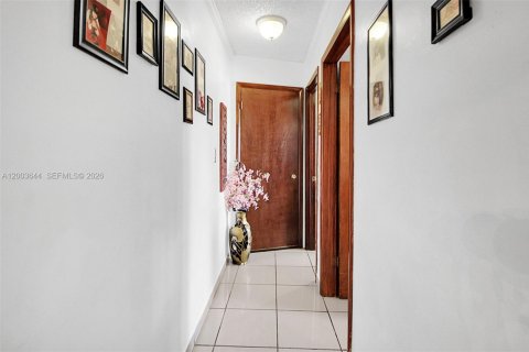 House in Miami, Florida 4 bedrooms, 226.22 sq.m. № 2069105 - photo 27