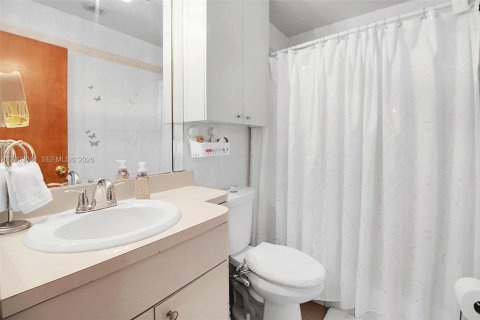 House in Miami, Florida 4 bedrooms, 226.22 sq.m. № 2069105 - photo 24