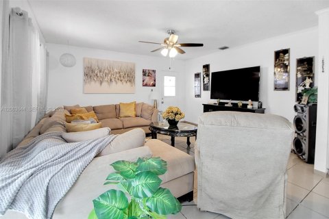 House in Miami, Florida 4 bedrooms, 226.22 sq.m. № 2069105 - photo 19