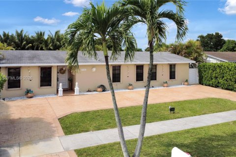 House in Miami, Florida 4 bedrooms, 226.22 sq.m. № 2069105 - photo 5