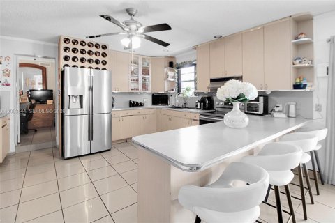 House in Miami, Florida 4 bedrooms, 226.22 sq.m. № 2069105 - photo 17