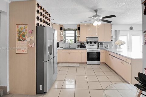 House in Miami, Florida 4 bedrooms, 226.22 sq.m. № 2069105 - photo 16