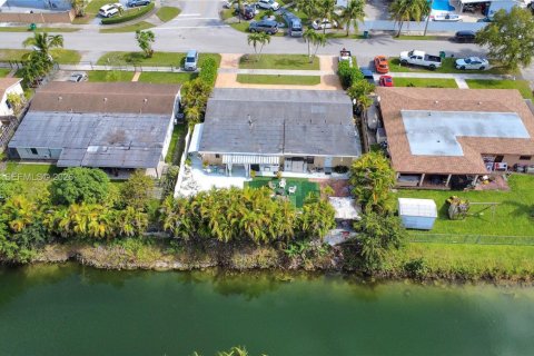 House in Miami, Florida 4 bedrooms, 226.22 sq.m. № 2069105 - photo 7