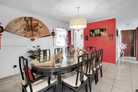 House in Miami, Florida 4 bedrooms, 226.22 sq.m. № 2069105 - photo 12