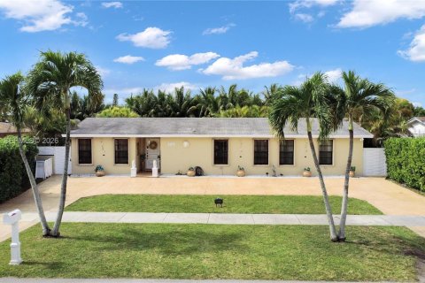 House in Miami, Florida 4 bedrooms, 226.22 sq.m. № 2069105 - photo 3