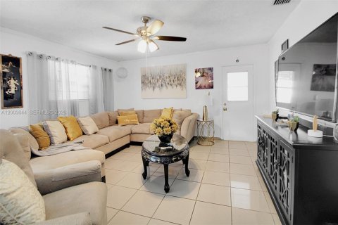 House in Miami, Florida 4 bedrooms, 226.22 sq.m. № 2069105 - photo 20