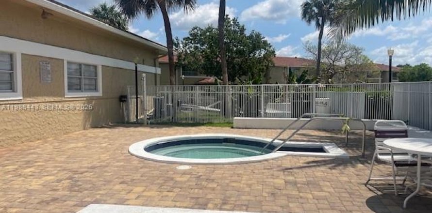 Condominio en Coral Springs, Florida, 2 dormitorios  № 2048218