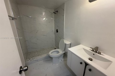 Copropriété à louer à Miami, Floride: 2 chambres, 74.32 m2 № 1984298 - photo 2