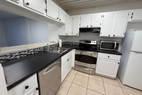 Copropriété à louer à Miami, Floride: 2 chambres, 74.32 m2 № 1984298 - photo 1