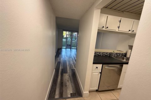 Copropriété à louer à Miami, Floride: 2 chambres, 74.32 m2 № 1984298 - photo 7