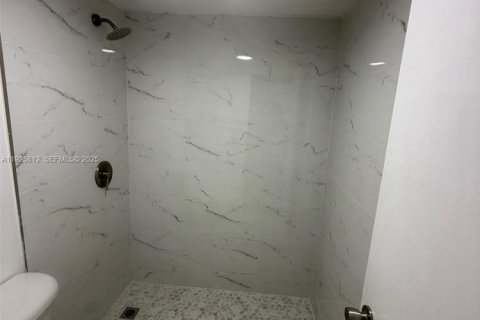 Copropriété à louer à Miami, Floride: 2 chambres, 74.32 m2 № 1984298 - photo 4
