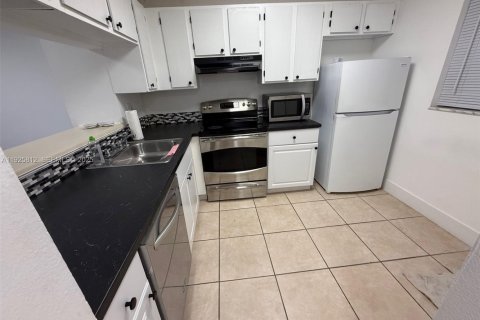 Copropriété à louer à Miami, Floride: 2 chambres, 74.32 m2 № 1984298 - photo 6