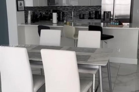 Copropriété à vendre à Hollywood, Floride: 1 chambre, 83.24 m2 № 2429891 - photo 2