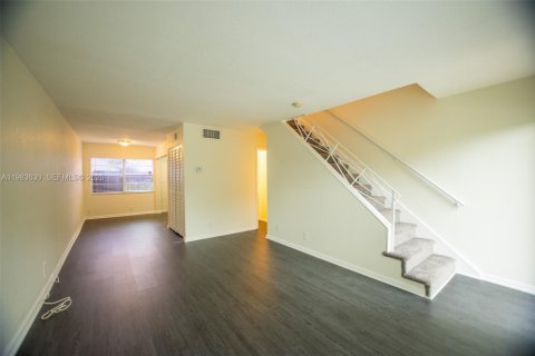 Снять в аренду таунхаус в Плантация, Флорида 2 спальни, 87.14м2, № 2047215 - фото 2