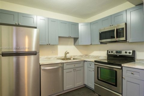 Снять в аренду таунхаус в Плантация, Флорида 2 спальни, 87.14м2, № 2047215 - фото 4