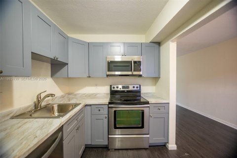 Снять в аренду таунхаус в Плантация, Флорида 2 спальни, 87.14м2, № 2047215 - фото 3