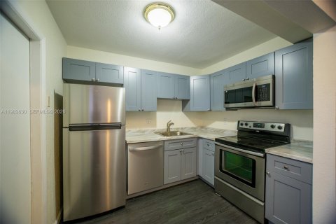 Снять в аренду таунхаус в Плантация, Флорида 2 спальни, 87.14м2, № 2047215 - фото 6