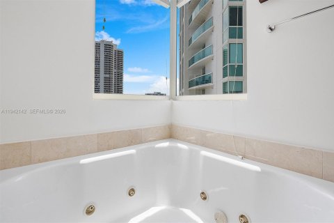 Condo in Aventura, Florida, 2 bedrooms № 2059720 - photo 15