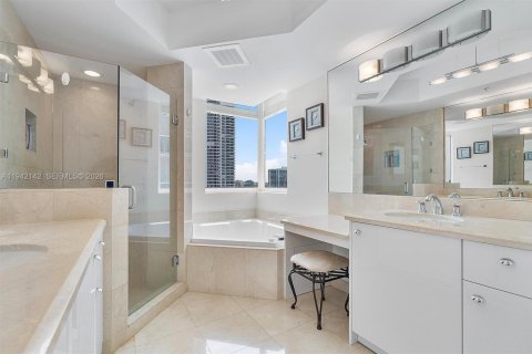 Condo in Aventura, Florida, 2 bedrooms № 2059720 - photo 14