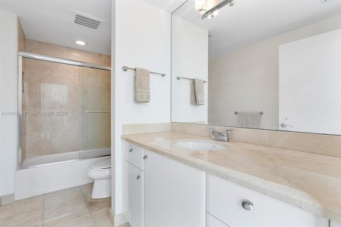 Condo in Aventura, Florida, 2 bedrooms № 2059720 - photo 24