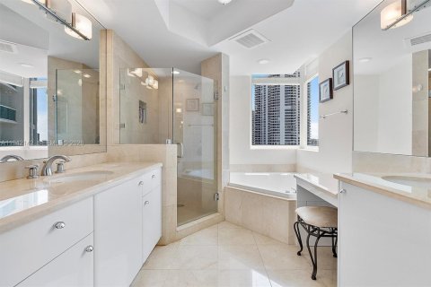 Condo in Aventura, Florida, 2 bedrooms № 2059720 - photo 13