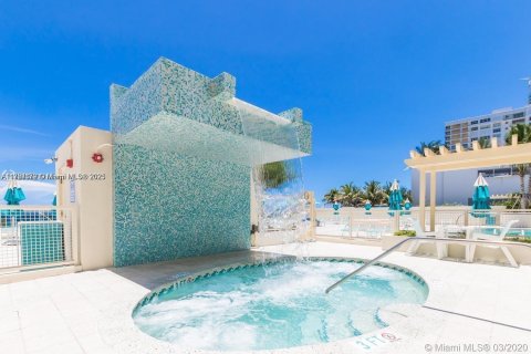 Condo in Hollywood, Florida, 1 bedroom  № 1868578 - photo 21