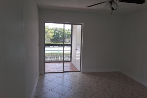 Condo in Palm Springs, Florida, 2 bedrooms № 2177086 - photo 5