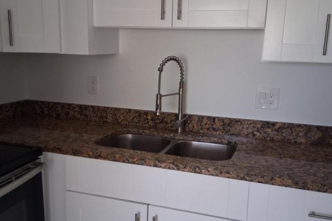 Condo in Palm Springs, Florida, 2 bedrooms № 2177086 - photo 29