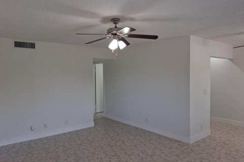 Condo in Palm Springs, Florida, 2 bedrooms № 2177086