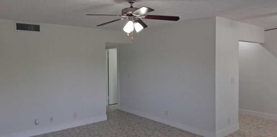 Condo in Palm Springs, Florida, 2 bedrooms № 2177086