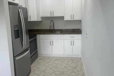 Condo in Palm Springs, Florida, 2 bedrooms № 2177086 - photo 8