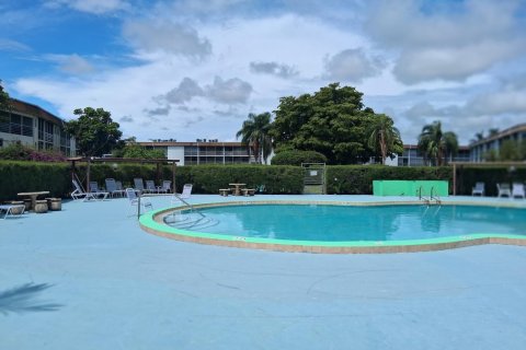 Condo in Palm Springs, Florida, 2 bedrooms № 2177086 - photo 21