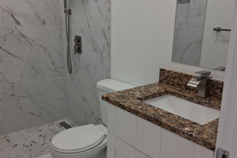 Condo in Palm Springs, Florida, 2 bedrooms № 2177086 - photo 2