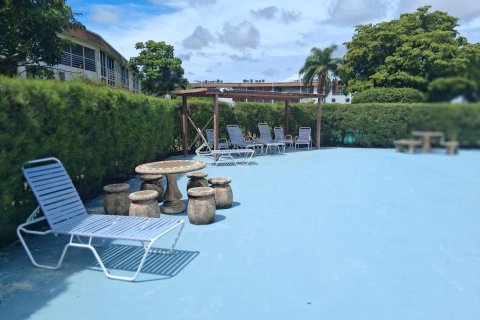 Condo in Palm Springs, Florida, 2 bedrooms № 2177086 - photo 19