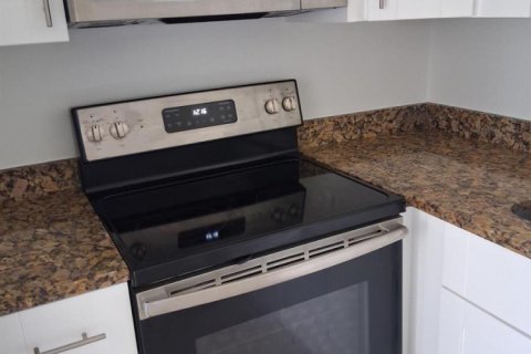 Condo in Palm Springs, Florida, 2 bedrooms № 2177086 - photo 30